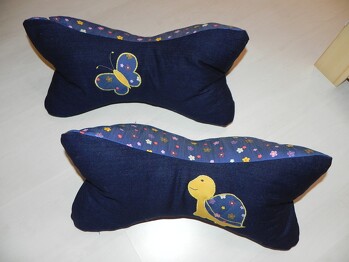 Leseknochen, die sind total praktisch.
Meine Mädls lieben sie.
Aus Jeansstoff mit bunten Applikationen.