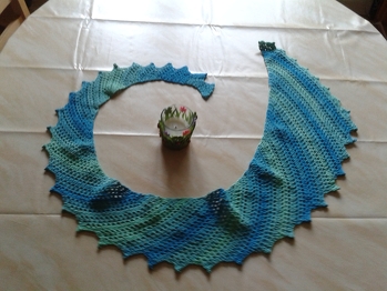 Nach Anfangsschwierigkeiten die Anleitung fortzusetzen, habe ich mir notiert, wie viele LM in welcher Rd gemacht werden müssen. Dann ging es problemlos. Das Foto ist zwar auf dem Kopf, :oD find ich aber nicht so tragisch, da es sich ja um einen (Drachenschwanz-) Schal handelt!