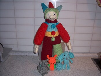 hier ist mein Harlekin mit seinem gefolge nicht von crazy pattern ich hoffe er gefällt
gr.karo