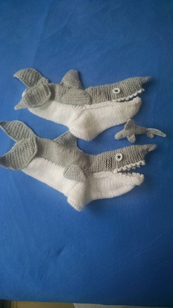 mein Sohn hat sich diese Socken gewünscht, er fand ein Bild davon im Internet und hoffte ich könnte sowas auch. Nach langem suchen nach der passenden Anleitung,die es nur für viele Dollar und in englisch gab, habe ich mich einfach ran gemacht. Ich dachte mir, Socken stricken kann ich, wie ein Hai aussieht weiss ich auch, also einfach mal machen. Er wollte die auch unbedingt so das er ins Maul reinsteigt, alles andere wäre ja auch viel zu einfach geworden. Manche stellen musste ich parmal aufreufeln und neu machen. Einiges ist noch verbesserungswürdig aber für's erste bin ich ganz zufrieden und mein Sohn ist glücklich. Nun stehen die Enkelkinder schon da und wollen auch welche.