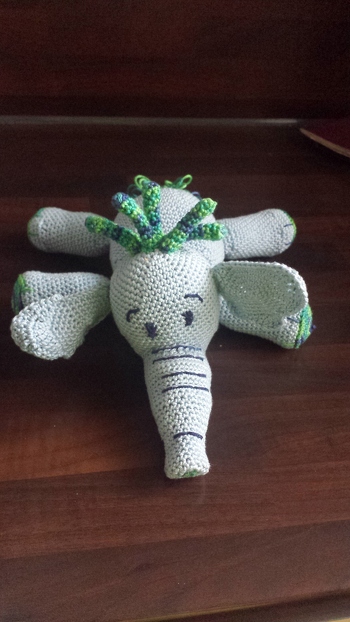 Ein entzückender Elefant mit den die Kleinen gut kuscheln können und auch einiges aushält