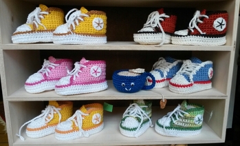 Babyschuhe häkeln macht richtig viel Spaß. Die Schuhe im Chuck-Design finde ich besonders pfiffig.