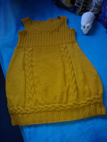 currygelbes Strickkleid mit Ballonrock, nach Anleitung