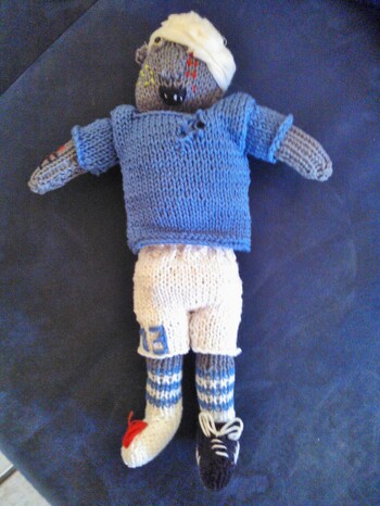 Eigenkreation nach Vorlagen aus dem Zombie-Strickbuch.....Schalker Zombie