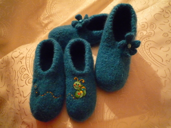 Ich habe für meiner Freundin und ihrer Tochter Puschen gestrickt und in der Waschmaschine gefilzt....Beide hatten eine Riesenfreude mit meinen Puschen :-) :-) :-) ...Grüße aus Südtirol!!!!!! Rita