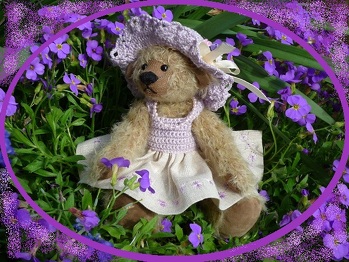 ....und nun meine kleine " Nele" ......Ich habe dieses Bärchen handgenäht und das Kleidchen mit Hütchen habe ich gehäkelt ........!!!!!!