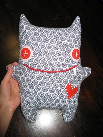 Monster-Kuschel-Kissen für meinen Sohn, teilweise von Hand genäht!