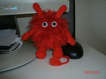 Ich nenne Ihn *Meine rote Knutschkugel* den Körper habe ich gestrickt ( so lässt sich die Wolle am besten verarbeiten ) und der rest ist gehäkelt.... dafür gibt es keine Anleitung der ist *Frei Schnautze gemacht.