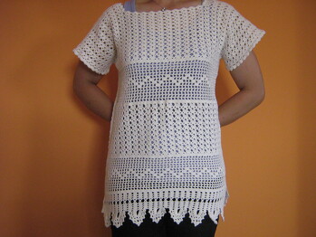 Leichter Sommerpulli aus Baumwollgarn gehäkelt. Die Anleitung dafür habe ich aus einem Handarbeitsheft.
