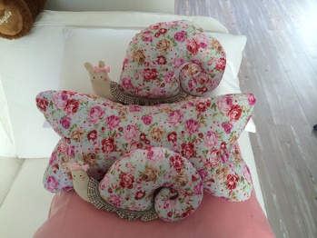 Habe mal wieder was Neues ausprobiert. Leseknochen und Schnecken genäht und anschließend noch ein bisschen verziert. Geht recht schnell und ist immer ein beliebtes Geschenk.