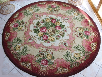 Hier zeige ich Euch mein größtes Werk: ein handgeknüpften Teppich mit einem Durchmesser von 2,35 Meter. Er hatte mir das Material vor ungefähr 20 Jahren vom Junghans-Versand gekauft - ein riesiges vorgezeichnetes Stück Stramin und eine Riesenkiste mit zugeschnittenen bunten Knüpffäden. Ich habe sehr viele Monate an diesem Teppich gearbeitet - abends neben Familie, Beruf, Haushalt und Garten. Es war wohl mein Entspannungsprogramm. IHeute liegt der Teppich in meinem Wintergarten und erfreut mich immer noch.