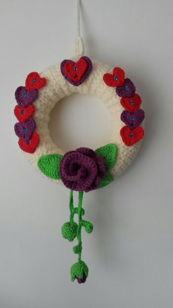 Nachgearbeitet von Made-by-Gabi
Die Umrandung für den Kranz wollte beim Zusammennähen nicht so wie ich es wollte. Das Problem lies sich schnell lösen.
Aber ansonsten hat alles prima geklappt. Das Geschenk zum Muttertag (Mama und Schwiegermama) kam super an.