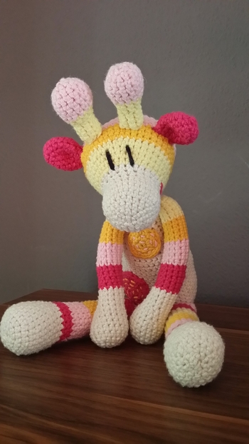 Pünktchen, die Giraffe nach Anleitung von Schneckenkind.
Sie wird heiß und innig geliebt 