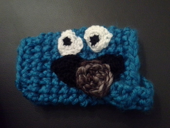 Meine Tochter hat sich eine neue individuelle Handyhülle gewünscht. Da sie beim Keksfuttern öfters mal krümelt, nenne ich sie gerne mal Krümelmonster und so war der Grundgedanke für die Hülle geboren.  Dies ist übrigens mein erstes Häkelwerk, aber jetzt bin ich regelrecht angefixt und sitze fast jeden Abend und versuche mich an neuen Sachen.