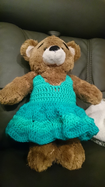Ein neues Kleid für Teddy, Wunsch meiner Tochter der Rock soll weit sein, das Oberteil eng und im Nacken zu binden.