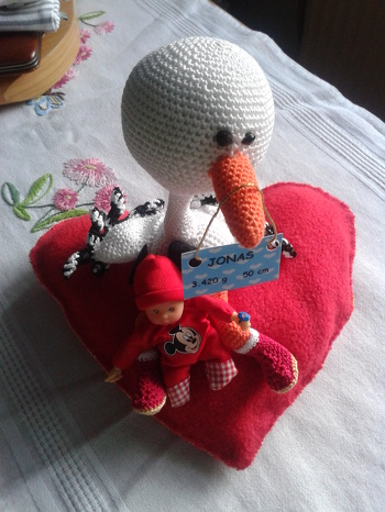 Den Storch hab ich etwas abgewandelt , war ein Geschenk zur Geburt meines Enkerls. Herz aus Fleece mit Schlingstichen zusammengenäht .