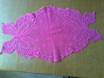 Bei diesem Läufer hatte ich etwas Schwierigkeiten, da er mit einem feinen Garn gehäkelt wurde.