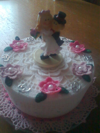 Umhäkelte Spanschachtel als Verpackung für Hochzeitsgeschenk <3