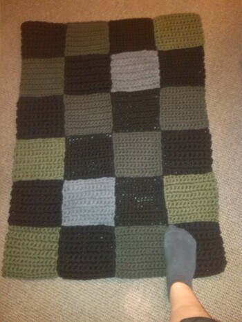 Teppich aus Textilgarn,-in Quadraten gehäkelt und dann zusammengenäht.......(Schwerstarbeit war das Nähen)