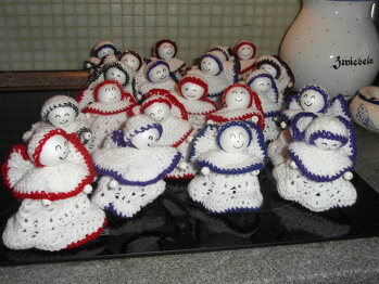 Hier ist meine Gruppe von Engelchen.
Die Anleitung war einfach und gut verständlich. Die Engelchen sind ganz leicht nachzuarbeiten. Sie sind erstklassig als kleines Geschenk (z.B. zum 1. Dezember) geeignet, als Geschenkanhänger, als Christbaumschmuck, als Deko in der Wohnung.Sie sehen am besten in rein weiss aus. Für die Ränder eignet sich jede Farbe (Resteverwertung!) Wer mag, klebt dem Engelchen einen kleinen Schmuckstein auf den Kragen. Mehr braucht das Engelchen nicht. Es wirkt so am besten. Ich würde auf jeden Fall empfehlen, den grösseren Kragen zu verwenden. Es wirkt festlicher. Auf jeden Fall zur Nachahmung empfohlen! Für ein Engelchen braucht man ca. 2 1/2 Stunden, gerechnet von der ersten Masche (wenn man in Übung ist)