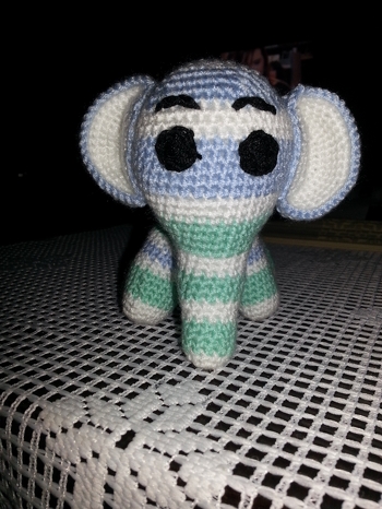 Ein kleiner Elefant von einem Bild abgehäkelt.