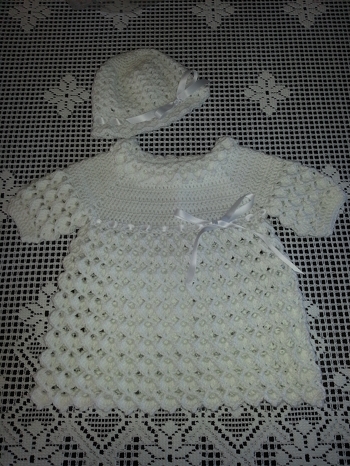 Ein kleines Kleidchen mit passendem Hut. Ich denke, das ist ganz bezaubernd geworden.