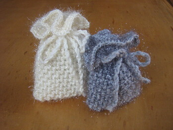 kleine Geschenkesäckchen, gefertigt nach einer Anleitung von
piccolo_popolo Häkelanleitung Adventskalender "Nikolaussäckchen"