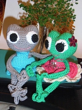 die zwei Fröschlis fand ich so süß. Die AL war in einer der Amigurumi-Hefte.
Hier das Ergebnis.