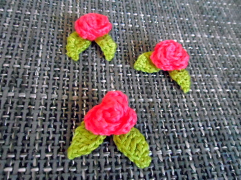 Diese Röschen habe ich mal eben beim fernsehen gefertigt.