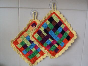 Diese Topflappen machen einen Riesenspaß, gehen verhältnismäßig schnell und vor allem wird man sämtliche Reste los. Ich bin begeistert, das werden mehr als zwei ;)
https://www.crazypatterns.net/de/items/6267/topflappen-im-webstil