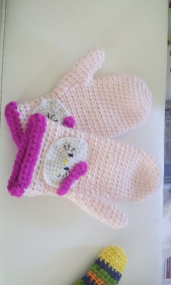 Süße Hello kitty Handschuhe gehäkelt in schönen rosa mit Hello kitty Applikation