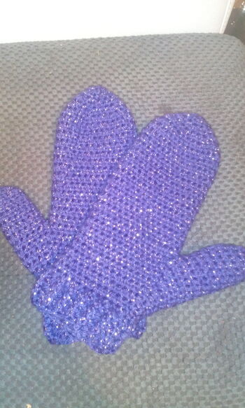 Der Winter kommt bald und warum nicht für warme Hände sorgen. Schöne lilane Glitzer Handschuhe gehäkelt
