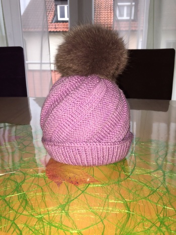 War am Anfang etwas irritiert, wie es funktionieren soll. Ging aber schnell, unsere Kleine ust begeistert und der Bommel erst. Jetzt kann der Winter kommen ☺️