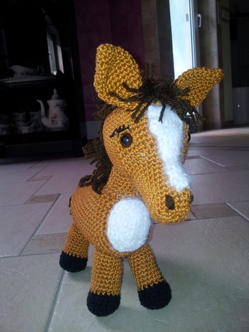 Ein niedliches Pony habe ich mir gehäkelt.