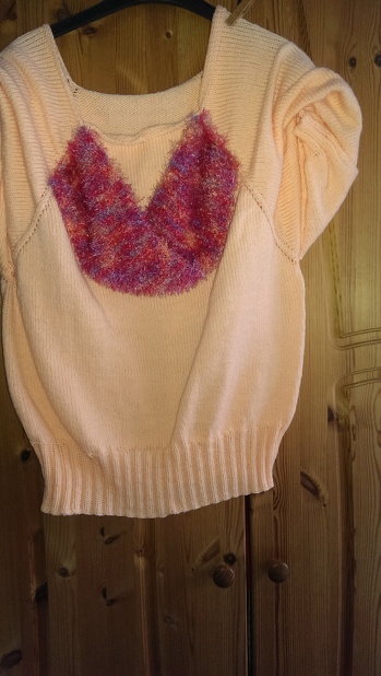 Diesen Raglan Pullover habe ich vor ca 10 Jahren gestrickt ...habe mit flauschigen Garn das Vorderteil etwas aufgepeppt