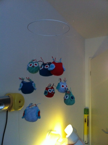 Hallo, ich habe mir aus den Eulen ein Mobile für meine Enkeltochter gefertigt, die erste Eule ist etwas groß geworden, da ich mir keine Zeichen am Rundenanfang gemacht hatte, aber ist trotzdem gelungen. Lg kaju