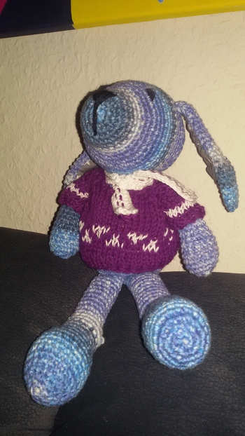 Ich habe hier meine Restwolle verarbeitet. Einiges von de Anleitung abgeändert, bin total zufrieden mit meinem Hasen , Lümmel, aus der Familie der Blauhasen 