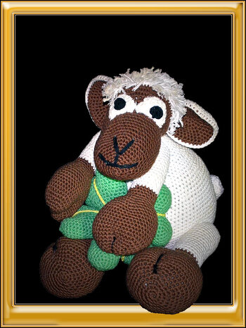 Nach der Anleitung von RolisWollis - Ein wirklich niedliches Schaf. Das Knüpfen des Fells war  mir dann doch zu viel Arbeit. Beim nächsten mal nehme ich entsprechende Wolle :-)