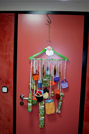 Nach der Anleitung von Schnuckelina. Lach, einige Geschenke waren für die Taschen zu groß; die mußte ich einwickeln. Ist aber toll geworden, nicht wahr? :-)