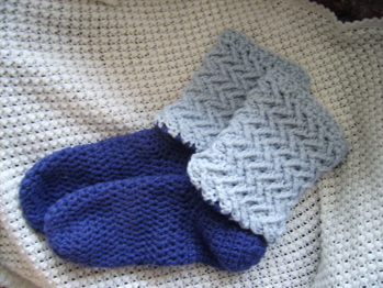 Diese Socken sind als Weihnachtsgeschenk gut angekommen, und ließen sich sehr gut häkeln, ist gleich ein zweites Paar bestellt worden. Sehr gute Anleitung, danke
https://www.crazypatterns.net/de/items/9496/spar-set-2-in-1-haussocken-impression-amp-engel