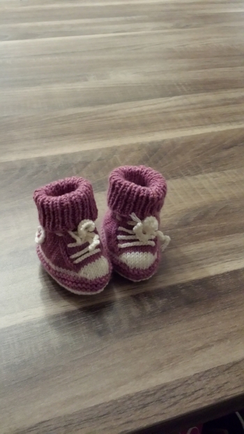 Ein paar Versuche habe ich gebraucht, dann hat es letztendlich doch geklappt.
Anleitung von "piccolo popolo".  :-)
https://www.crazypatterns.net/de/items/2989/strickanleitung-babyschuh-mein-erster-turnschuh