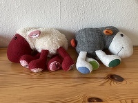 Schäfchen LuLu
Das erste hat einen etwas schiefen Schwanz, beim Zweiten hab ich dann geschnallt, wie es gemacht wird
