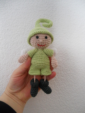 Hoi zämä
Mein erstes Schhutzengelchen  ist nun fertig,
ich habe es nach der tollen Anleitung von Häkelkeks gehäkelt
und so schaut es aus....