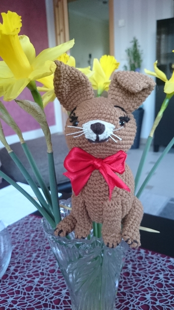 Die Osterzeit kommt! Der Hase macht sich bereit.