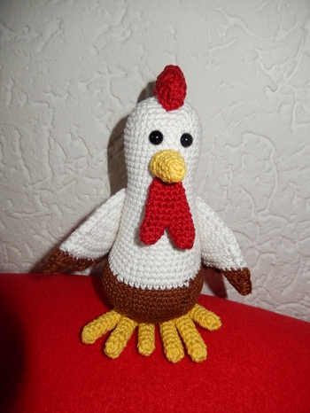 Wie immer ein supertolle Anleitung von CrochetPerfekt. Nur habe ich die Schwanzfedern ein wenig verändert, da sie mit meiner Version besser halten und mir auch besser gefallen (siehe nächstes Foto).
Vielen Dank für die Anleitung.