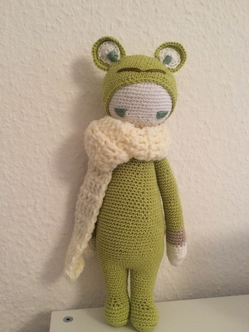 Ich liebe es kleine Puppen zu häkeln....hab zu Weihnachten an einem kreativen Weihnachtsmarkt teilgenommen und das ganze letzte Jahr nur gehäkelt...