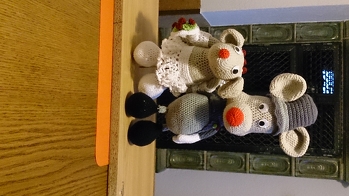 Dieses Mäusepaar haben wir verpackt und mit "Mäusen" versehen zu einer Hochzeit verschenkt und es kam super an. Mein Mann hat einen tollen Hochzeitsbogen dazu gebastelt, mit einer grünen Girlande versehen und daran haben wir dann das Geld befestigt.
Die Anleitung war klar und einfach geschrieben.