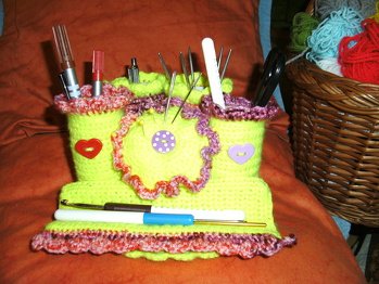 Dieses Büro - Uttensilio ist super geeignet für Häkel- und Stricknadeln - die Anleitung dafür ist von häkelkeks