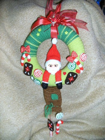 Die Anleitung für diesen feschen weihnachtlichen Türkranz ist von ursulapetra - ich mag ihre Designs sehr