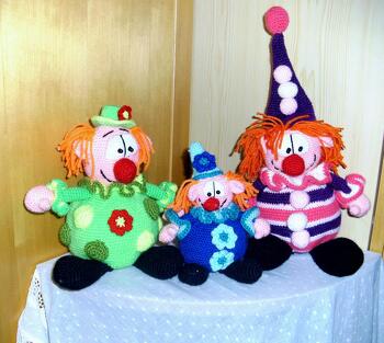 Die drei Clownis habe ich nach einer Anleitung von häkelkeks gearbeitet. Sind sie nicht allerliebst ?